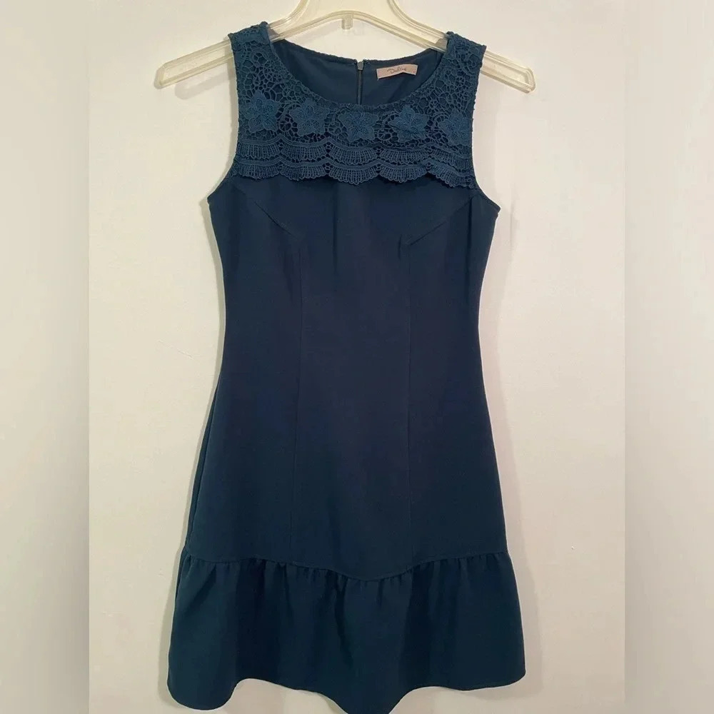 Darling Sleeveless Navy Dress, Lace Detail, Wedding or Casual Size small EUC